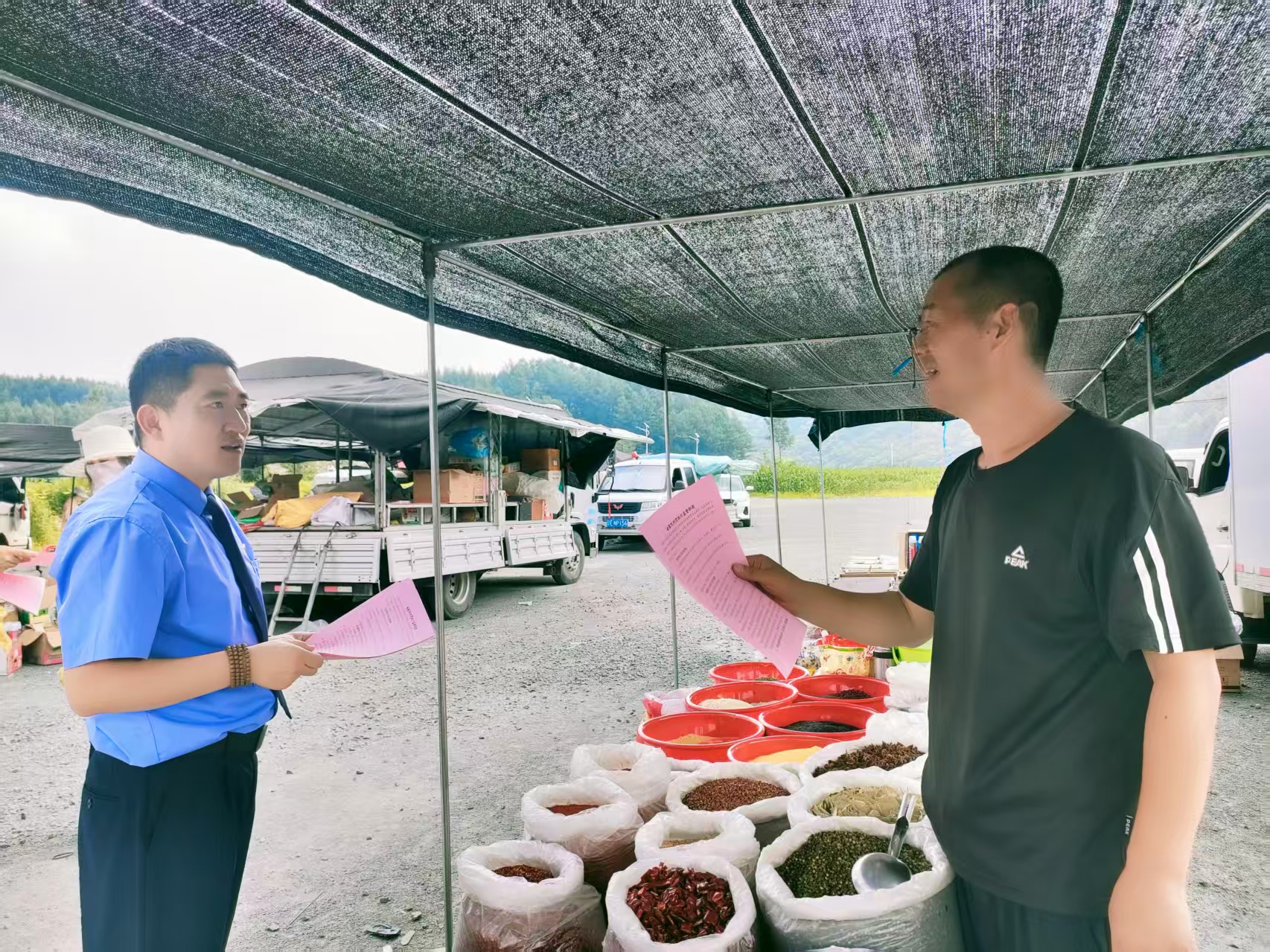 赶大集讲法律 零距离护正义 ——本溪县人民检察院深入乡镇开展刑罚执行监督普法活动